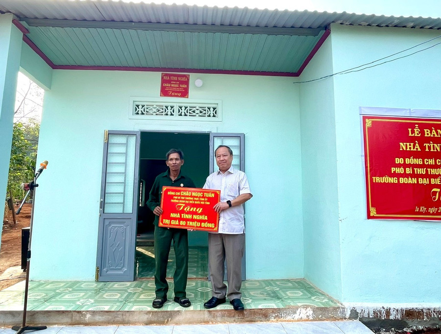 Phó Bí thư Thường trực Tỉnh ủy Châu Ngọc Tuấn (bìa phải) trao nhà tình nghĩa cho hộ nghèo ở xã Ia Kly (huyện Chư Prông). Ảnh: A.H anh-4.jpg
