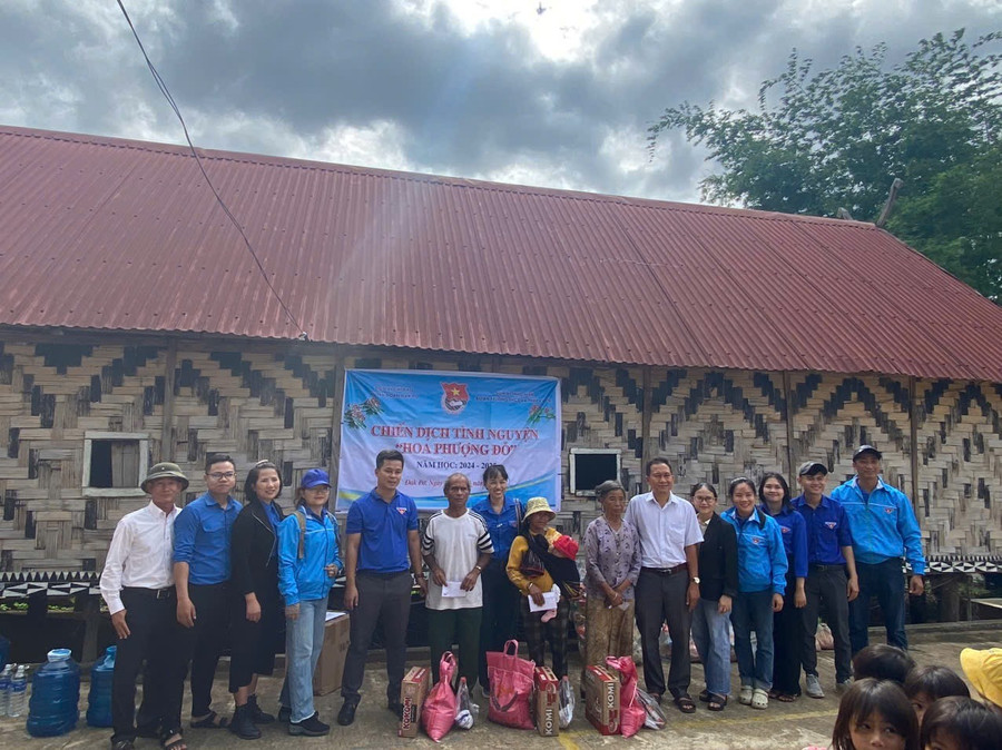 Đoàn trường THCS-THPT Y Đôn (huyện Đak Pơ) tặng quà cho người dân làng Krông Hra (xã Yang Bắc, huyện Đak Pơ). Ảnh: P.L doan-truong-thcs-thpt-y-don-huyen-dak-po-tang-qua-cho-nguoi-dan-lang-krong-hra-xa-yang-bac-huyen-dak-po.jpg