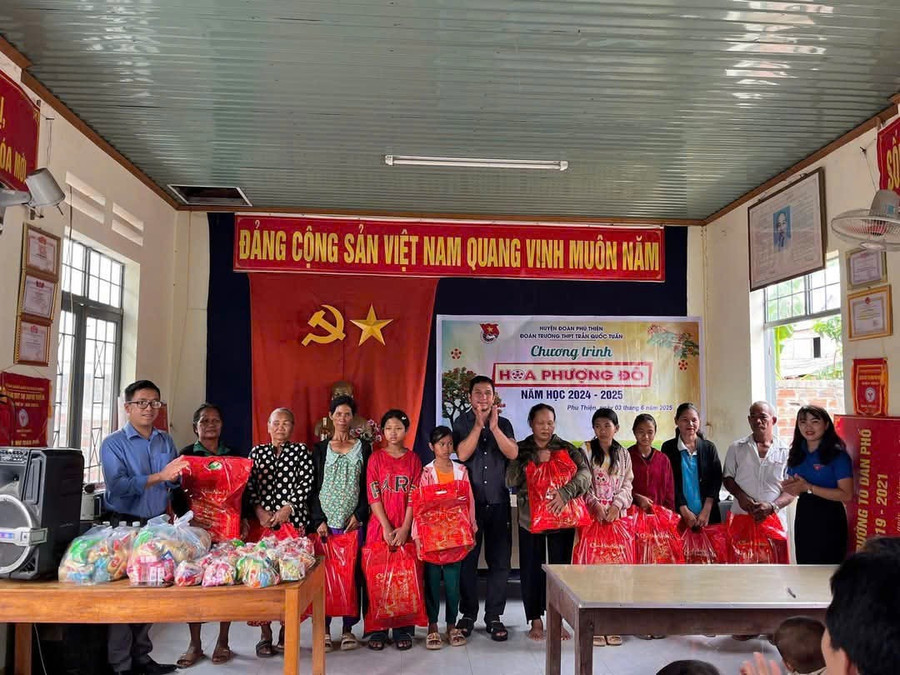 Đoàn trường THPT Trần Quốc Tuấn (huyện Phú Thiện) tặng quà cho người dân và thiếu nhi khó khăn tại Chiến dịch Hoa phượng đỏ. Ảnh: P.L doan-truong-thpt-tran-quoc-tuan-huyen-phu-thien-tang-qua-cho-nguoi-dan-va-thieu-nhi-kho-khan-tai-chien-dich-hoa-phuong-do.jpg