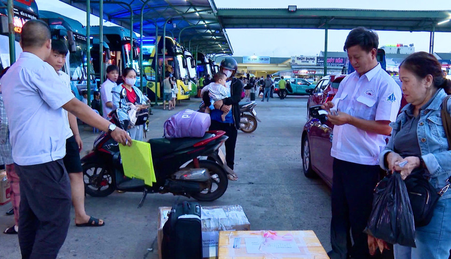 Hàng hóa gửi đi và nhận về, người gửi chủ yếu chỉ ghi số điện thoại và địa chỉ người nhận. Ảnh: M.P hang-hoa-gui-di-va-nhan-ve-nguoi-gui-chu-yeu-chi-ghi-so-dien-thoai-va-dia-chi-nguoi-nhan.jpg