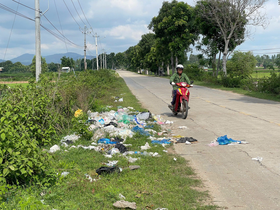 Bãi rác tự phát trên đường ra cánh đồng buôn Broăi (xã Ia Broăi) Ảnh: Vũ Chi bai-rac-tu-phat-tren-canh-dong-buon-broai-xa-ia-broai-anh-vu-chi.jpg