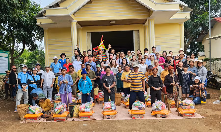 nhom-kien-giang-chung-mot-tam-long-trao-gui-yeu-thuong-qua-nhung-mon-qua-y-nghia-anh-ngoc-duy.jpg