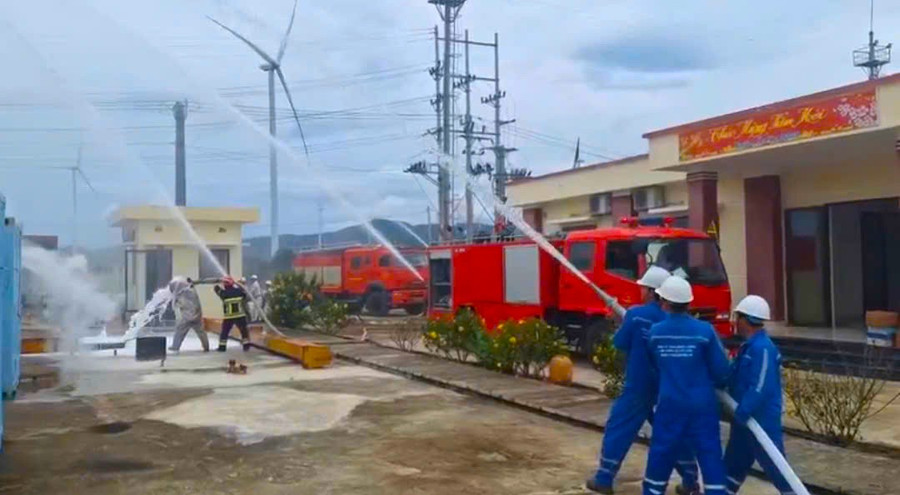 Thực tập phương án chữa cháy tại Nhà máy điện gió Song An (thị xã An Khê). Ảnh: Hà Bắc thuc-tap-phuong-an-chua-chay-tai-nha-may-dien-gio-song-an-thi-xa-an-khe-anh-ha-bac.jpg