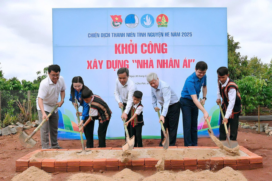 Chủ tịch Ủy ban Trung ương MTTQ Việt Nam Đỗ Văn Chiến (thứ 3 từ phải sang), Bí thư Tỉnh ủy Hồ Văn Niên (thứ 4 từ phải sang), Bí thư thứ nhất Trung ương Đoàn Bùi Quang Huy (thứ 2 từ phải sang) tham dự lễ khởi công công trình “Nhà nhân ái” tặng gia đình em Rơ Châm Quyên (thị trấn Ia Ly, huyện Chư Păh). Ảnh: Đ.T anh-2.jpg