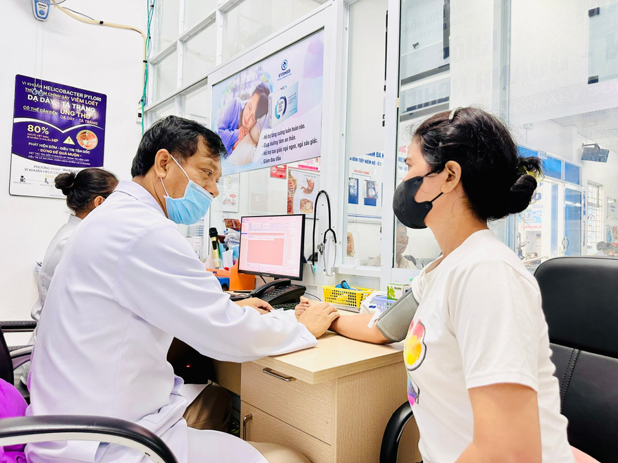 Từ đầu tháng 6 đến nay, trong khuôn khổ chương trình Khám sức khỏe tổng quát 0 đồng, Phòng khám đa khoa SYSMED Phù Đổng đã thăm khám không thu tiền cho hơn 1.000 người dân trên địa bàn tỉnh Gia Lai. Ảnh: Như Nguyện tuthng1.jpg