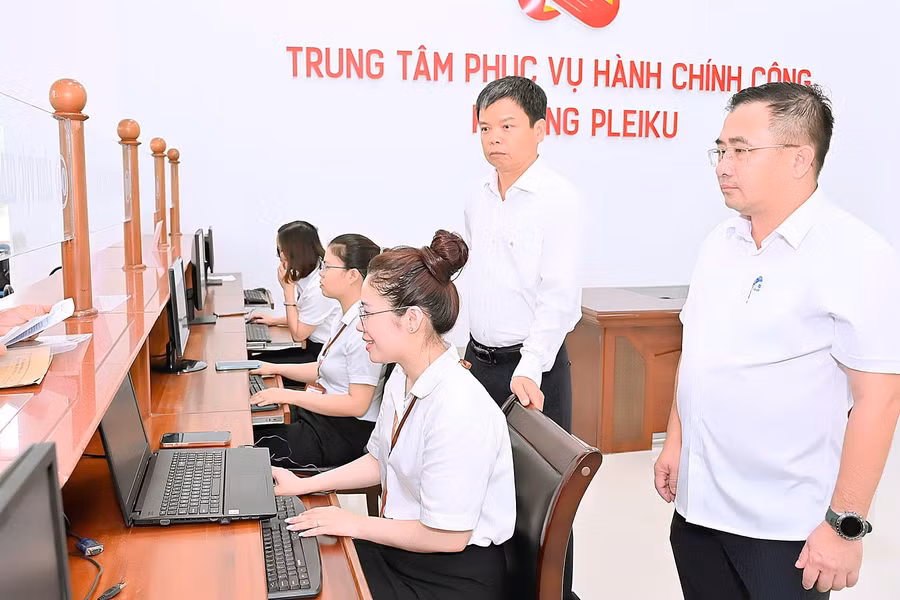 pho-chu-tich-ubnd-tinh-nguyen-huu-que-giam-sat-truc-tiep-buoi-thu-nghiem-tai-trung-tam-phuc-vu-hanh-chinh-cong-phuong-pleiku-anh-duc-thuy.jpg
