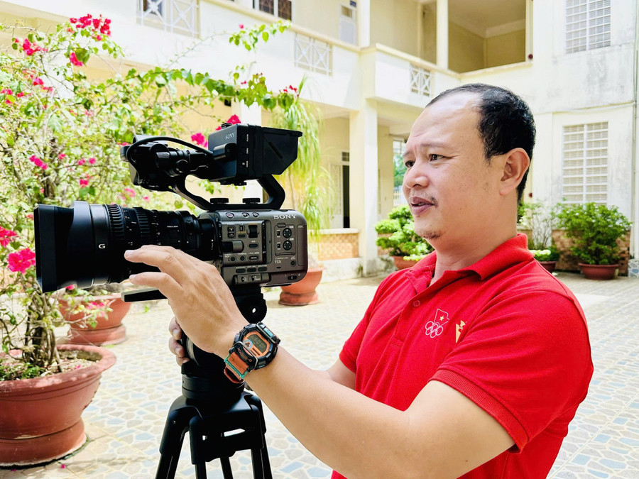 Anh Bạch Hồng Quý luôn nỗ lực nâng cao chuyên môn, nghiệp vụ thực hiện hiệu quả nhiệm vụ truyền thông chăm sóc sức khỏe đến cộng đồng. Ảnh: Như Nguyện anh-bach-hong-quy-luon-no-luc-nang-cao-chuyen-mon-nghiep-vu-thuc-hien-hieu-qua-nhiem-vu-truyen-thong-cham-soc-suc-khoe-den-cong-dong-anh-nhu-nguyen.jpg