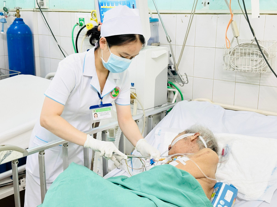 Điều dưỡng Nguyễn Công Thành chăm sóc cho bệnh nhân nằm điều trị tại Khoa Hồi sức tích cực chống độc (Bệnh viện Đa khoa tỉnh). Ảnh: Như Nguyện dieu-duong-nguyen-cong-thanh-cham-soc-cho-benh-nhan-nam-dieu-tri-tai-khoa-hoi-suc-tich-cuc-chong-doc-benh-vien-da-khoa-tinh-anh-nhu-nguyen.jpg
