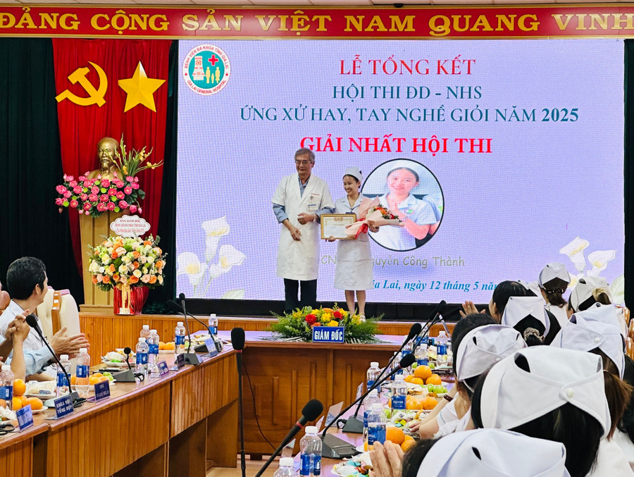 Điều dưỡng Nguyễn Công Thành đạt giải nhất Hội thi điều dưỡng, nữ hộ sinh ứng xử hay, tay nghề giỏi năm 2025 do Bệnh viện Đa khoa tỉnh tổ chức tháng 5 vừa qua. Ảnh: Như Nguyện dieu-duong-nguyen-cong-thanh-dat-giai-nhat-hoi-thi-dieu-duong-nu-ho-sinh-ung-xu-hay-tay-nghe-gioi-nam-2025-do-benh-vien-da-khoa-tinh-to-chuc-thang-5-vua-qua-anh-nhu-nguyen.jpg