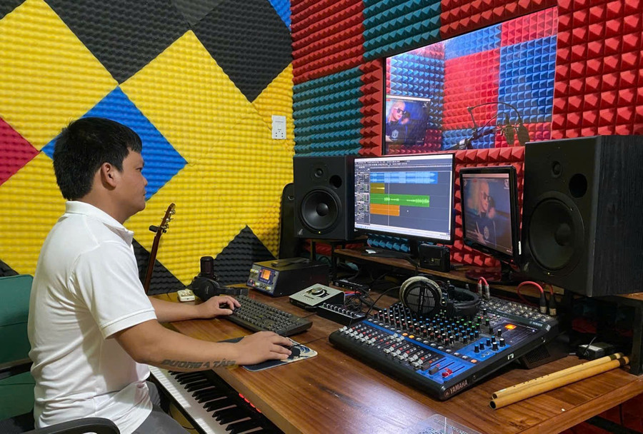 Anh Dương Anh Tâm miệt mài với việc mix-master tại phòng thu. Ảnh: L.N anh-duong-anh-tam-miet-mai-voi-viec-mix-master-tai-phong-thu.jpg