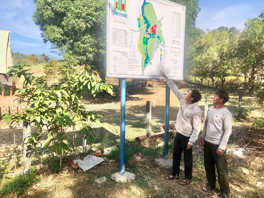 Công chức Địa chính-Nông nghiệp xã Ia Kreng (huyện Chư Păh) giới thiệu khu bố trí dân cư tập trung tại làng Díp. Ảnh: L.N cong-chuc-dia-chinh-nong-nghiep-xa-ia-kreng-dang-gioi-thieu-khu-bo-tri-dan-cu-tap-trung-tai-lang-dip.jpg
