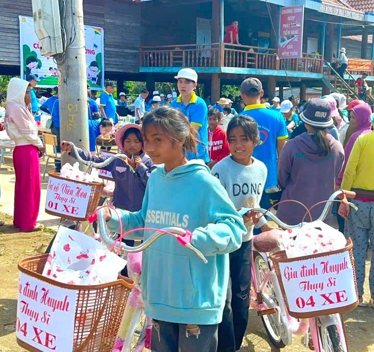 Các em học sinh Trường Phổ thông Dân tộc bán trú Tiểu học và THCS Đăk Kơ Ning (xã Sró) phấn khởi có xe mới đi học. Ảnh: Phan Nhung 3-4988.jpg