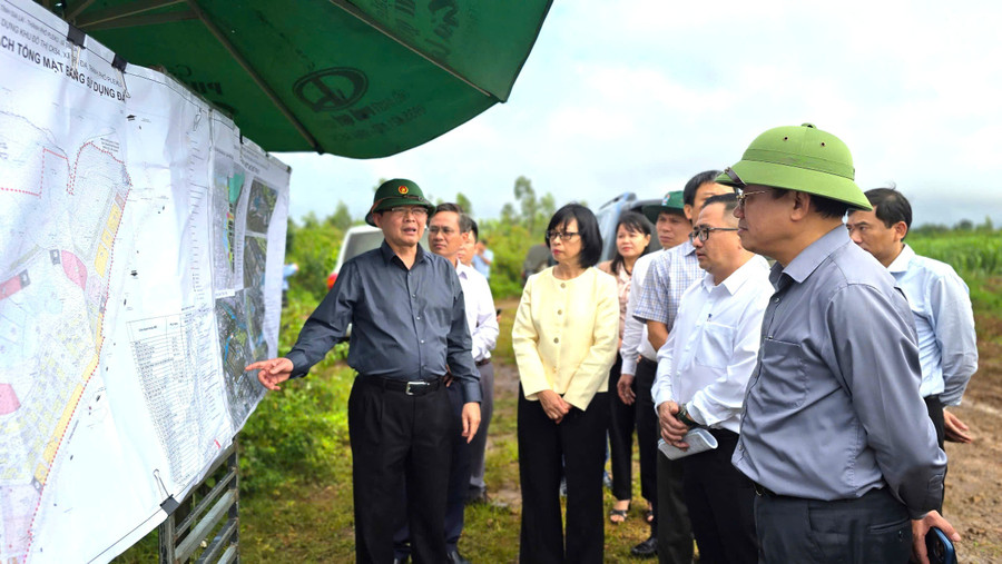 Provincial leaders survey and remove difficulties in implementing CK54 Urban Area in Pleiku ward. Photo: P.D 3.jpg