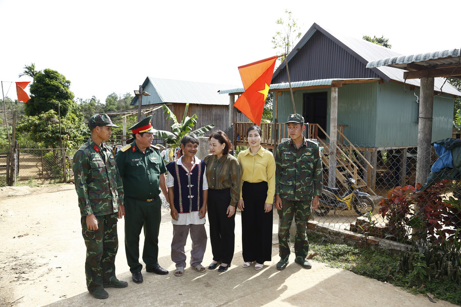 People in Ka Nau village (Canh Lien commune) were excited to receive support to remove temporary and dilapidated houses. Photo: H.P 2-2603.jpg