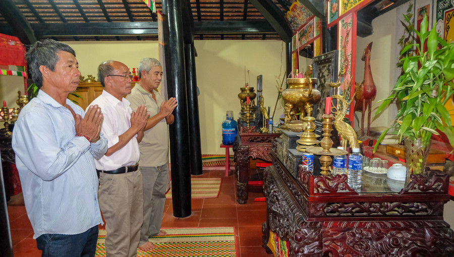 Người dân vẫn thường xuyên sinh hoạt văn hóa tâm linh tại các đình, miếu. Ảnh: Ngọc Nhuận 1-3.jpg