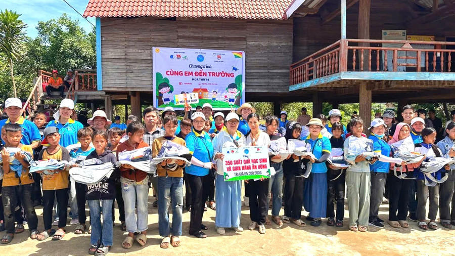 Giữa tháng 8-2025, CLB Tấm lòng vàng An Khê phối hợp cùng Đoàn xã Sró tổ chức chương trình “Cùng em đến trường”, tặng 350 suất quà cho học sinh trên địa bàn. Ảnh: Phan Nhung 2-3602.jpg