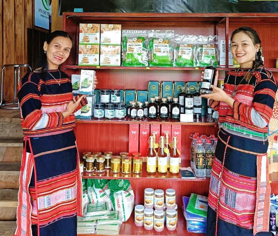Gian hàng trưng bày rượu SimMo8 tại thôn 1, xã An Toàn. Ảnh: Bùi Nghĩa 3.jpg