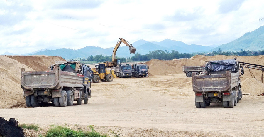 Một điểm mỏ cát trên sông Côn, thuộc địa bàn xã Tây Sơn. Ảnh: V.L 1-7279.jpg