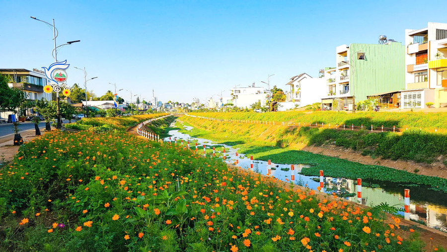 Dien Hong Ward proactively coordinated to implement site clearance and construction of Nguyen Van Linh road project and Hoi Phu stream embankment to prevent landslides. Photo: P.D 1.jpg