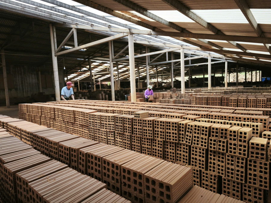 Sản xuất công nghiệp - tiểu thủ công nghiệp có nhiều chuyển biến tích cực. Ảnh: Đinh Ngọc 2-549.jpg