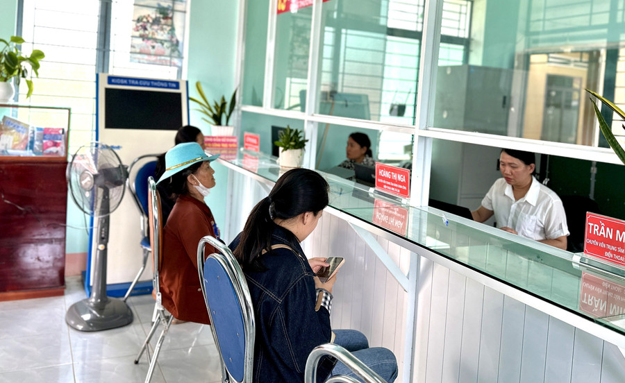 Dù còn nhiều khó khăn, nhưng Trung tâm Phục vụ hành chính công xã Ayun đã nỗ lực phục vụ người dân. Ảnh: Hà Duy 1-3692.jpg