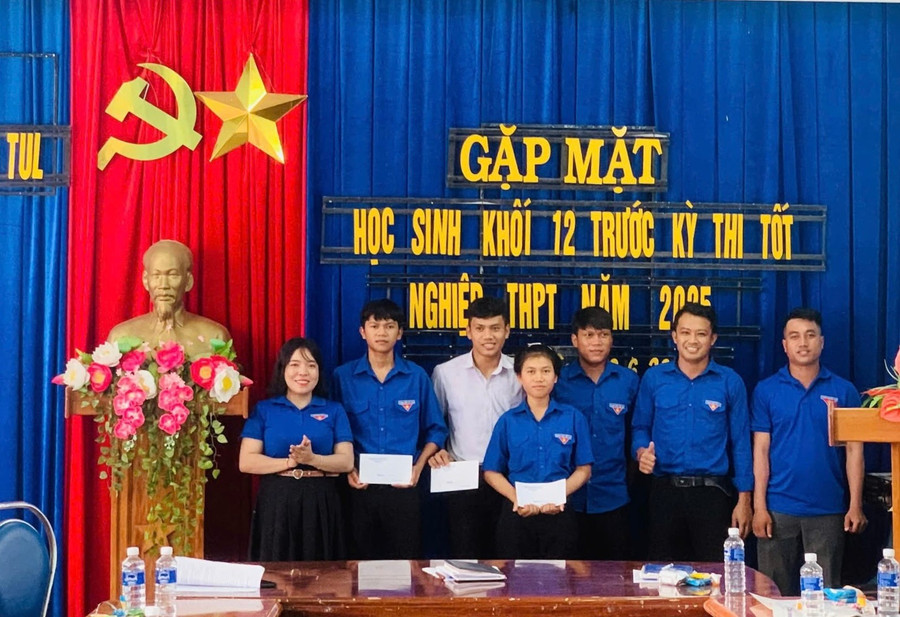 UBND xã và Đoàn xã Ia Tul (huyện Ia Pa) gặp mặt và tặng quà cho cho học sinh lớp 12 trước kỳ thi tốt nghiệp THPT. Ảnh: Nay Thiên ubnd-xa-va-doan-xa-ia-tul-huyen-ia-pa-gap-mat-va-tang-qua-cho-cho-hoc-sinh-lop-12-truoc-ky-thi-tot-nghiep-thpt-anh-nay-thien.jpg