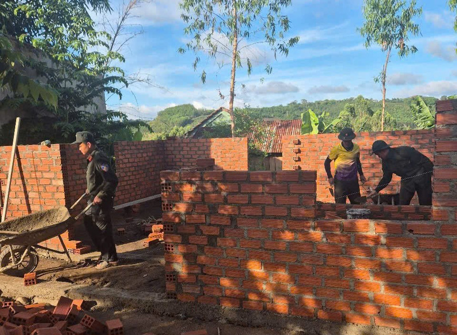 Những ngôi nhà tạm được xây dựng bởi cán bộ, chiến sĩ Phòng Cảnh sát Cơ động. Ảnh: T.D nhung-ngoi-nha-tam-duoc-xay-dung-boi-can-bo-chien-si-phong-canh-sat-co-dong-anh-td.jpg