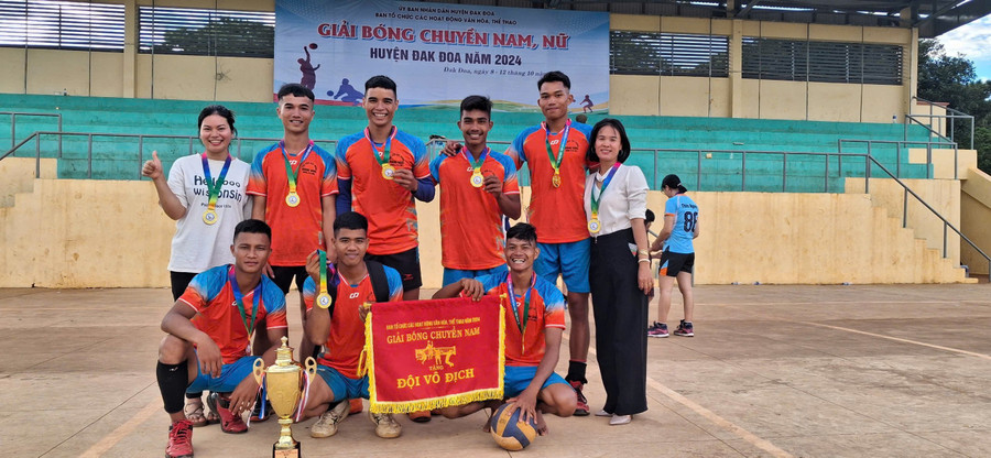 Anh Pôn (đứng thứ 3 từ trái sang) góp phần đưa đội bóng chuyền nam xã Adơk giành chức vô địch tại Giải Bóng chuyền nam, nữ huyện Đak Đoa năm 2024. (Ảnh nhân vật cung cấp). trong-giai-bong-chuyen-nam-nu-huyen-dak-doa-nam-2024-anh-pon-dung-thu-3-tu-trai-qua-hang-tren-tiep-tuc-toa-sang-gop-phan-dua-doi-bong-chuyen-nam-xa-a-dok-gianh-chuc-vo-dich-anh-nvcc.jpg
