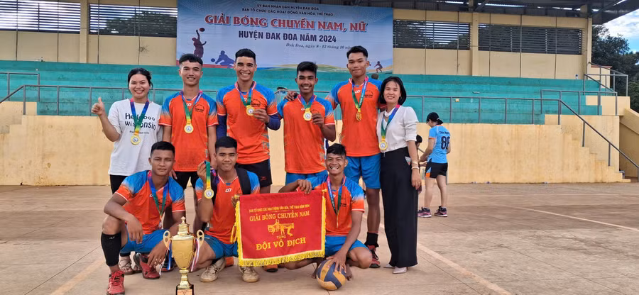 trong-giai-bong-chuyen-nam-nu-huyen-dak-doa-nam-2024-anh-pon-dung-thu-3-tu-trai-qua-hang-tren-tiep-tuc-toa-sang-gop-phan-dua-doi-bong-chuyen-nam-xa-a-dok-gianh-chuc-vo-dich-anh-nvcc.jpg