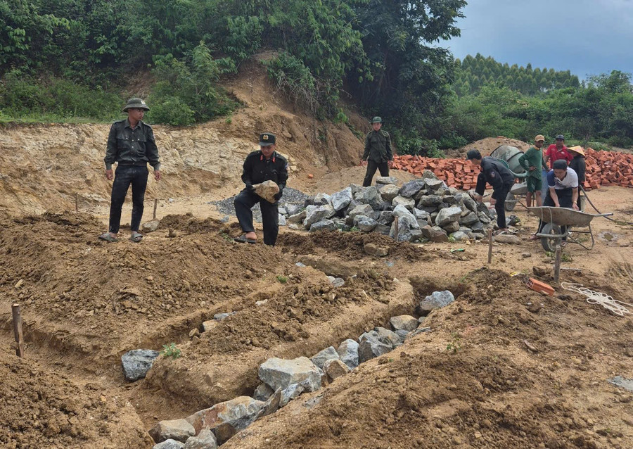 Cán bộ, chiến sĩ Phòng Cảnh sát cơ động giúp người dân làm móng nhà. Ảnh: T.D giup-nguoi-dan-lam-mong-nha-anh-td.jpg