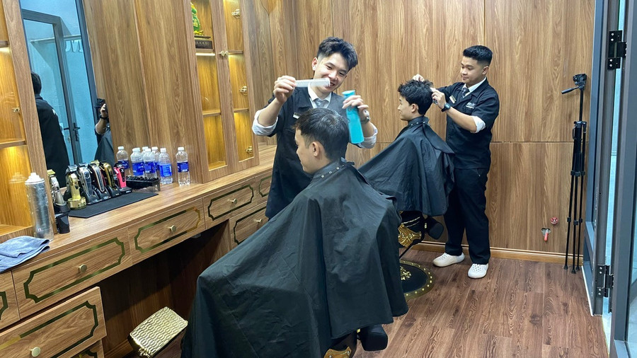 Các dịch vụ tóc dành cho trẻ em cũng rất chuyên nghiệp như thiết kế tạo kiểu tóc, uốn, nhuộm. Ảnh: S.C cac-salon-toc-nam-babershop-chu-trong-dau-tu-nang-cao-chat-luong-dich-vu-de-dap-ung-nhu-cau-trai-nghiem-dich-vu-chuyen-nghiep-cua-khach-hangpg.jpg