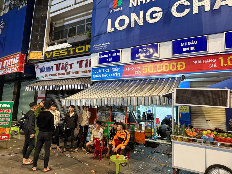 Nhóm thanh niên ngồi uống nước tại ngã tư Trần Phú-Hoàng Văn Thụ hoang mang vì bất ngờ bị tấn công. Ảnh: Văn Ngọc nhom-thanh-nien-ngoi-uong-nuoc-tai-nga-tu-tran-phu-hoang-van-thu-hoang-mang-vi-bat-ngo-bi-tan-cong-anh-van-ngoc.jpg