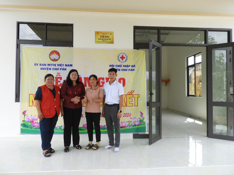 Lãnh đạo Ủy ban MTTQ Việt Nam huyện Chư Păh và Hội Chữ thập đỏ huyện bàn giao nhà Đại đoàn kết cho bà Phạm Thị Thu Hiền (thứ 2 từ phải sang) hộ nghèo tại xã Ia Nhin. Ảnh: Thanh Nhật lnhoyb1.jpg