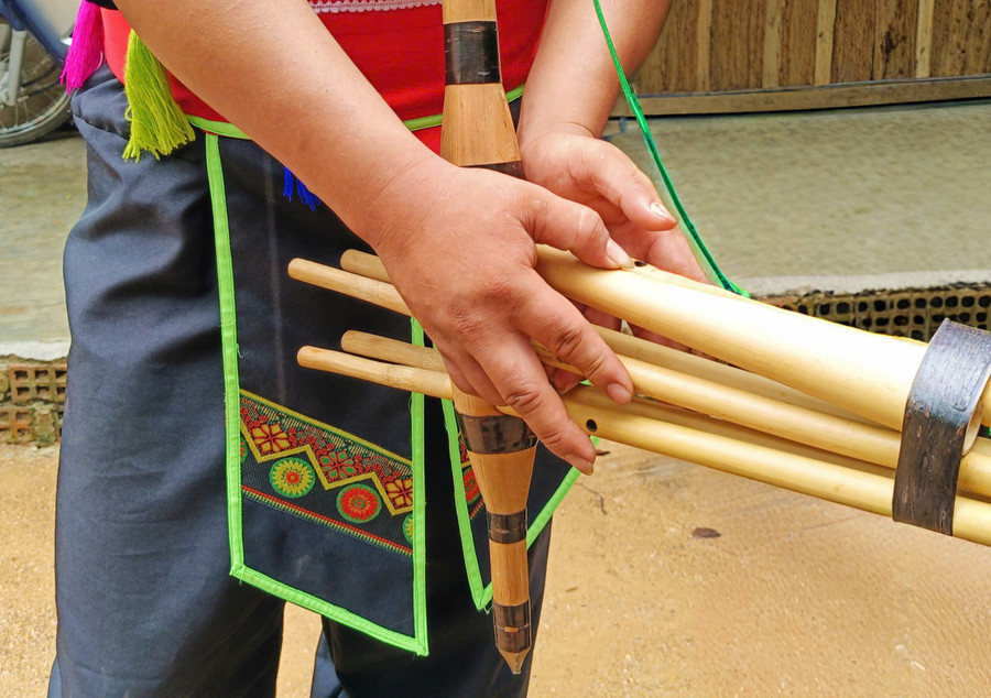 Sử dụng các ngón tay để điều chỉnh lỗ âm trên cây khèn truyền thống. Ảnh: Đồng Lai su-dung-cac-ngon-tay-de-dieu-chinh-lo-am-tren-cay-khen-truyen-thong-anh-dong-lai.jpg