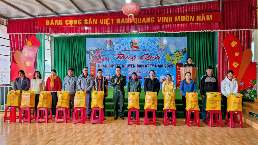 Công ty 74 tặng quà cho người dân. Ảnh: V.H cong-ty-74-tang-qua-cho-nguoi-dan.jpg