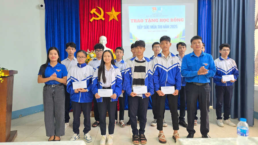 Thành Đoàn và Hội Liên hiệp thanh niên Việt Nam TP. Pleiku tặng học bổng “Tiếp sức mùa thi” cho học sinh trước kỳ thi tốt nghiệp THPT. Ảnh: M.N thanh-doan-hoi-lhtn-viet-nam-tp-pleiku-tang-hoc-bong-tiep-suc-mua-cho-hoc-sinh-lop-12-truoc-ky-thi-tot-nghiep-thpt-anh-mn.jpg