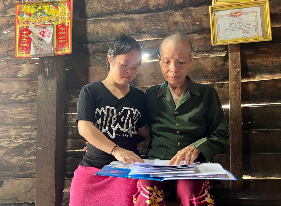 Bà Nhung cùng con gái xem lại hồ sơ bệnh án. Ảnh: Đồng Lai ba-nhung-cung-con-gai-xem-lai-ho-so-benh-an-anh-dong-lai.jpg