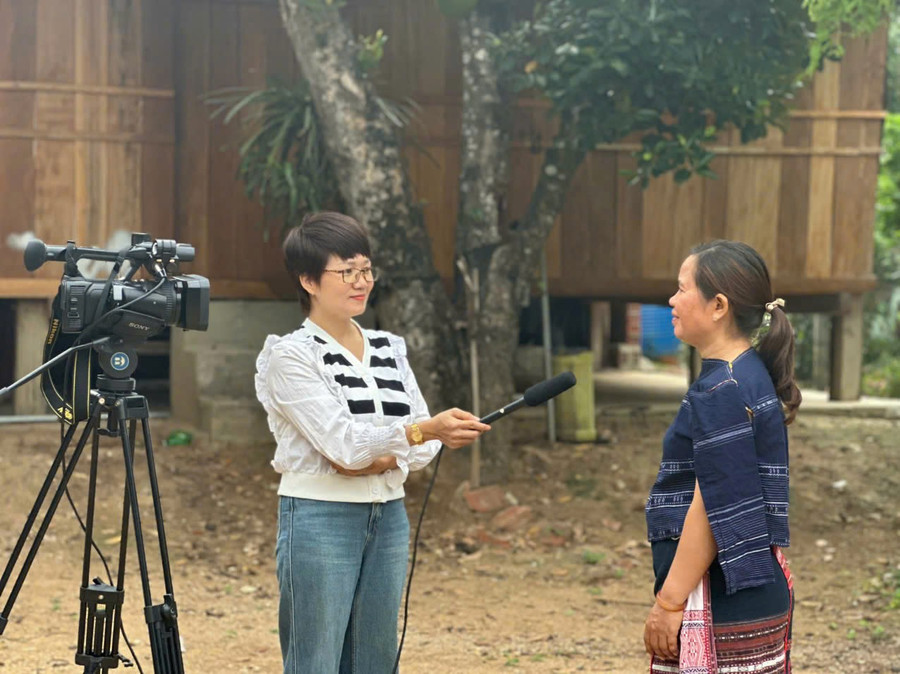 Phóng viên Nguyễn Hiền-Trung tâm Văn hóa – Thông tin và Thể thao huyện Đak Pơ đang tác nghiệp. Ảnh: Quốc Linh phong-vien-nguyen-hien-trung-tam-van-hoa-thong-tin-the-thao-huyen-dak-po-dang-tac-nghiep.jpg