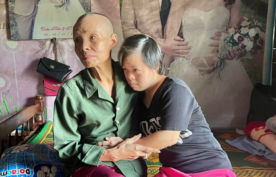 Bà Trần Thị Tuyết Nhung và con gái Nguyễn Thị Thu Hiền. Ảnh: Đ.L ba-tran-thi-tuyet-nhung-ben-trai-lo-lang-so-khong-co-du-suc-khoe-de-lo-cho-con-gai-nguyen-thi-thu-hien-ben-phai-bi-khuyet-tat-nang-anh-dong-lai.jpg
