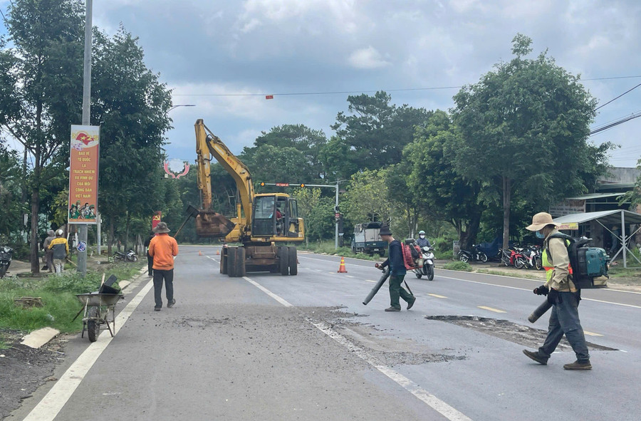 Thi công vá nền đường quốc lộ 19. Ảnh: S.T don-vi-thi-cong-dang-khan-truong-khac-phuc-cac-diem-hu-hong-tren-tuyen-quoc-lo-19-doan-qua-huyen-mang-yang-dak-doa.jpg