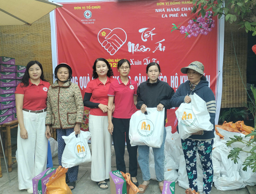 Người thân, Hội Chữ thập đỏ phường Ngô Mây đại diện cho bà Hồ Thị Ngọc Tú (tổ 3, phường Ngô Mây) tặng quà cho hộ khó khăn trên địa bản. Ảnh: Ngọc Minh nguoi-than-hoi-chu-thap-do-phuong-ngo-may-dai-dien-cho-ba-ho-thi-ngoc-tu-to-3-phuong-ngo-may-tang-qua-cho-ho-kho-khan-tren-dia-ban-anh-ngoc-minh.jpg