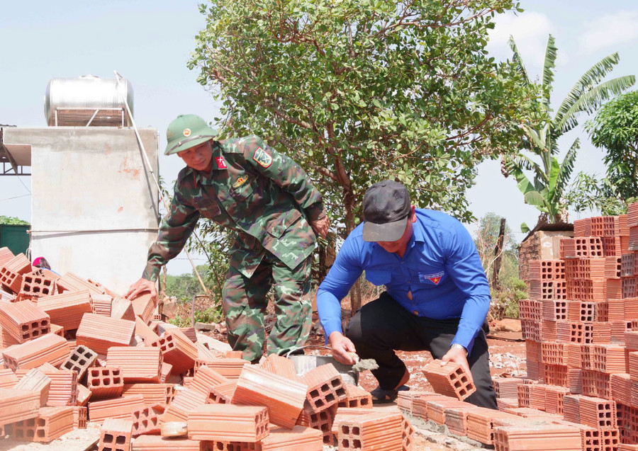 Binh đoàn 15 xây dựng nhà tặng người dân. Ảnh: V.H binh-doan-15-xay-dung-nha-tang-nguoi-dan.jpg