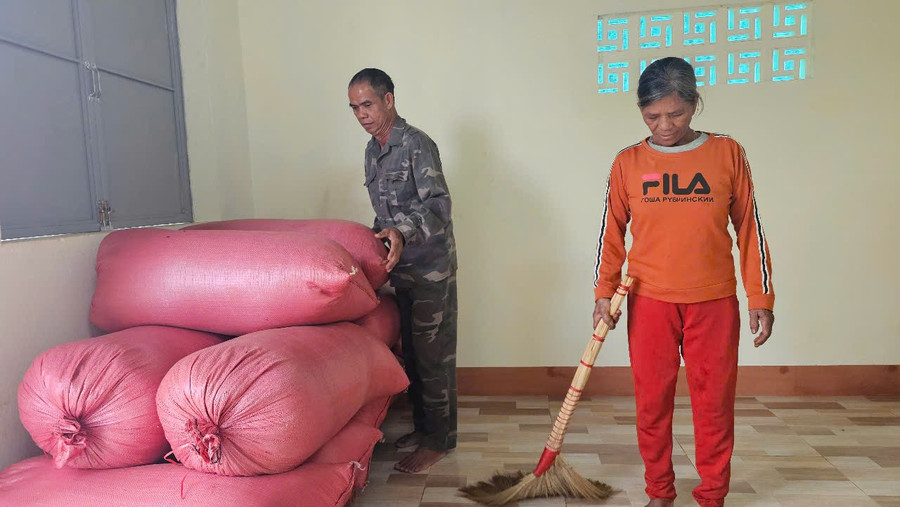 Vợ chồng ông Siu Kra-bà Siu Bôm (làng C, xã Gào, TP. Pleiku) vui mừng vì được Nhà nước hỗ trợ xây dựng nhà. Ảnh: Đ.H vo-chong-ong-siu-kra-va-ba-siu-bom-don-dep-nha-anh-duc-hai.jpg