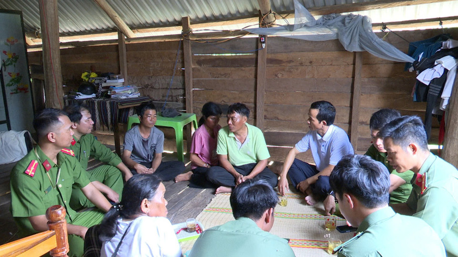 Lực lượng Công an và chính quyền địa phương động viên, hỗ trợ gia đình ông Nay Tri ổn định cuộc sống. Ảnh: N.T z6714369539735-f149469e2148b15eb376919c72071e7d.jpg