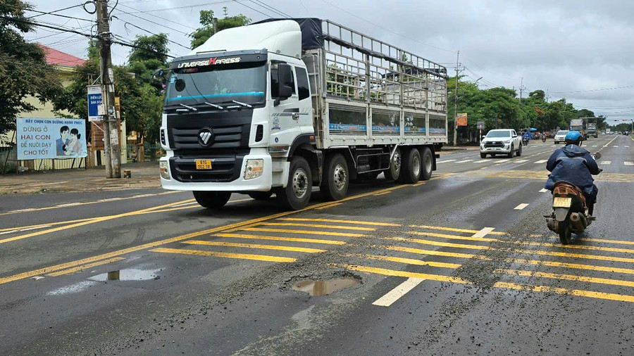 Quốc lộ 19 đoạn qua thị trấn Đak Đoa mặt đường vừa được sửa chữa đã nhanh chóng hư hỏng trở lại. Ảnh: S.T chi-sau-mot-vai-con-mua-dau-mua-mot-so-diem-tren-tuyen-quoc-lo-19-doan-qua-huyen-mang-yang-dak-doa-da-bi-bong-troc-hu-hong.jpg