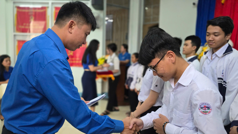 Anh Thái Giang Nam-Bí thư Thành Đoàn Pleiku tặng học bổng cho các học sinh lớp 12 trước kỳ thi tốt nghiệp THPT. Ảnh: M.N anh-thai-giang-nam-bi-thu-thanh-doan-pleiku-tang-hoc-bong-cho-cac-hoc-sinh-lop-12-truoc-ky-thi-tot-nghiep-thpt-anh-mnjpg.jpg