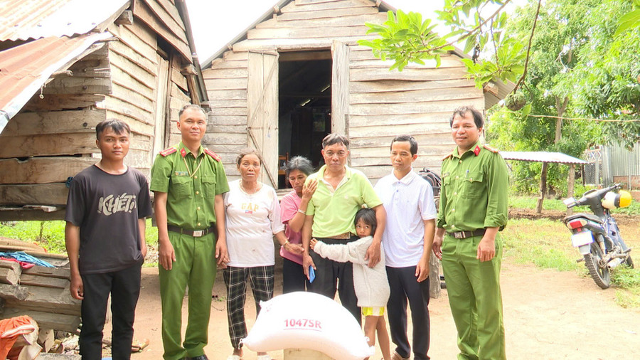 Ông Nay Tri (thứ 3 từ phải sang) được lực lượng Công an và chính quyền địa phương động viên, hỗ trợ sinh kế để ổn định cuộc sống sau khi hồi hương. Ảnh: N.T z6714369537570-a2dcc8bb31a95913b540a54827a24ba3.jpg