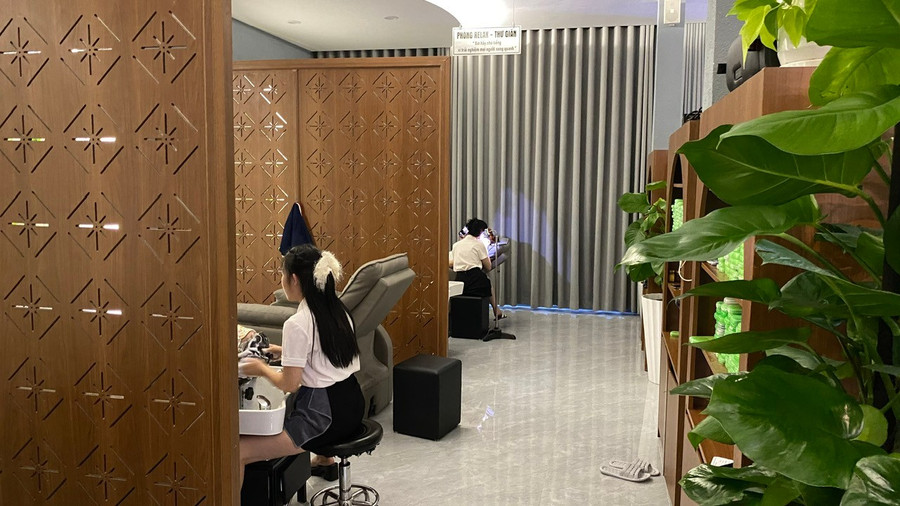 Đội ngũ thợ và nhân viên phụ trách kỹ thuật, chăm sóc khách hàng theo quy trình dịch vụ. Ảnh: S.C dich-vu-cham-soc-toc-va-lam-dep-cho-nam-gioi-duoc-cac-salon-babershop-dau-tu-bai-ban-tuong-xung-voi-chat-luong-dich-vu.jpg