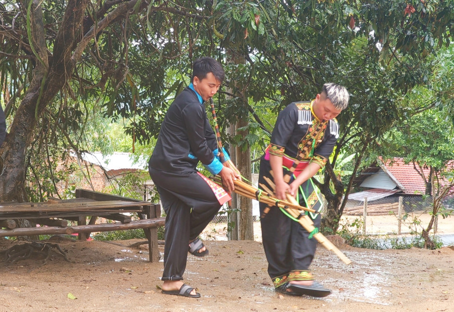 Anh Lý Thiên Toàn (bên trái) biểu diễn khèn Mông sau thời gian được truyền dạy và rèn luyện kỹ năng. Ảnh: Đồng Lai anh-ly-thien-toan-ben-trai-bieu-dien-khen-mong-sau-thoi-gian-duoc-truyen-day-va-ren-luyen-ky-nang-anh-dong-lai.jpg