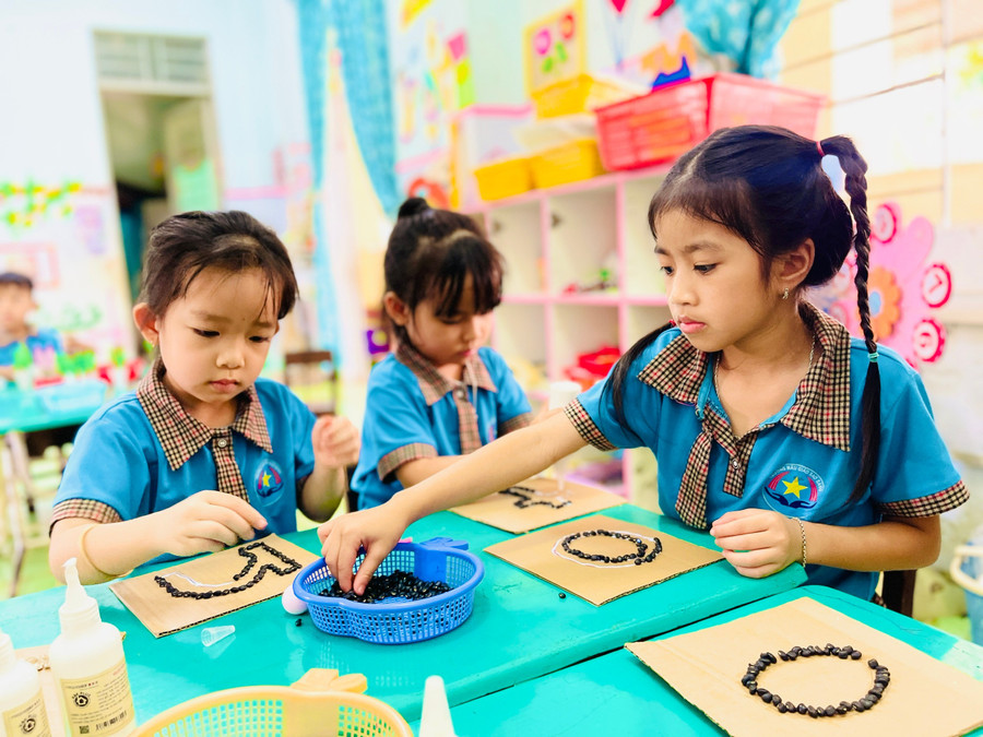 Trường Mẫu giáo Sao Sáng (thị trấn Chư Prông) chủ động phối hợp cùng phụ huynh triển khai các biện pháp đảm bảo an toàn, sức khỏe trẻ em trong thời gian nghỉ hè. Ảnh: M.K truong-mau-giao-sao-sang-thi-tran-chu-prong-chu-dong-phoi-hop-cung-gia-dinh-trien-khai-cac-bien-phap-dam-bao-an-toan-suc-khoe-tre-trong-thoi-gian-nghi-hea-mk.jpg